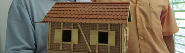 Aposentado cria réplicas em escala de veículos e residências do passado