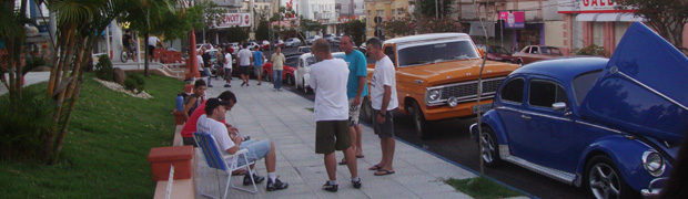 Praça de Taquara sedia reuniões mensais de fãs de carros antigos