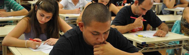 Mais de 500 estudantes prestam provas no vestibular especial da Faccat