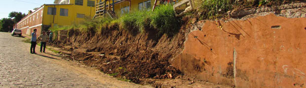 Cinco meses depois, começa a reconstrução de muro do colégio Theóphilo Sauer