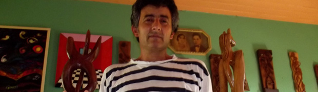 Escultor de madeira planeja relatar em livro sua história de superação