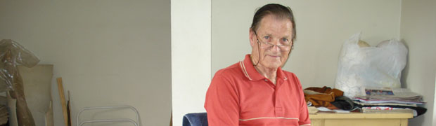 Sapateiro mais antigo em atividade relata sua história, que se confunde com a de Taquara