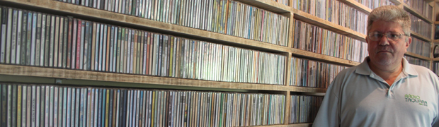 Apaixonado pelo gênero sertanejo tem itens raros em sua coleção de CDs