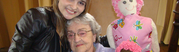 Idosa supera problemas de visão ao confeccionar bonecas de pano