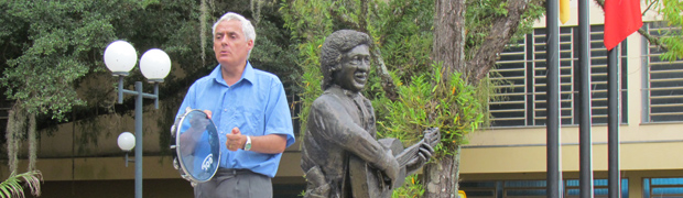 Igrejinhense canta músicas de Teixeirinha junto à estátua