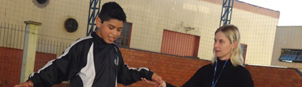 Estudantes praticam um novo esporte