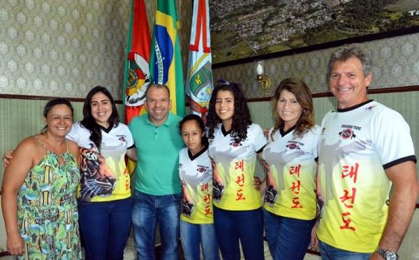 Atletas de Taekwondo apresentam projeto ao prefeito de Taquara