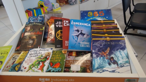 Rotary de Parobé faz doação de livros para a Biblioteca Indústria do Conhecimento