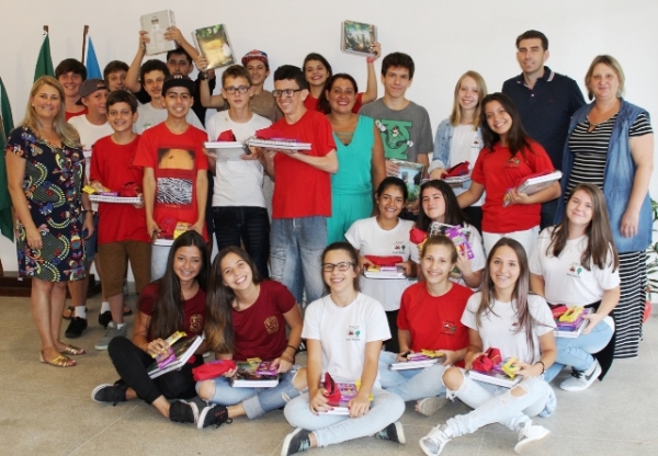 Ano letivo começa com distribuição de kits escolares