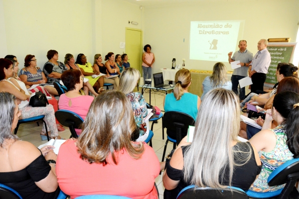 Diretoras de escolas municipais participam de reunião