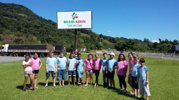 Estudantes de Três Coroas visitam indústria de bebidas