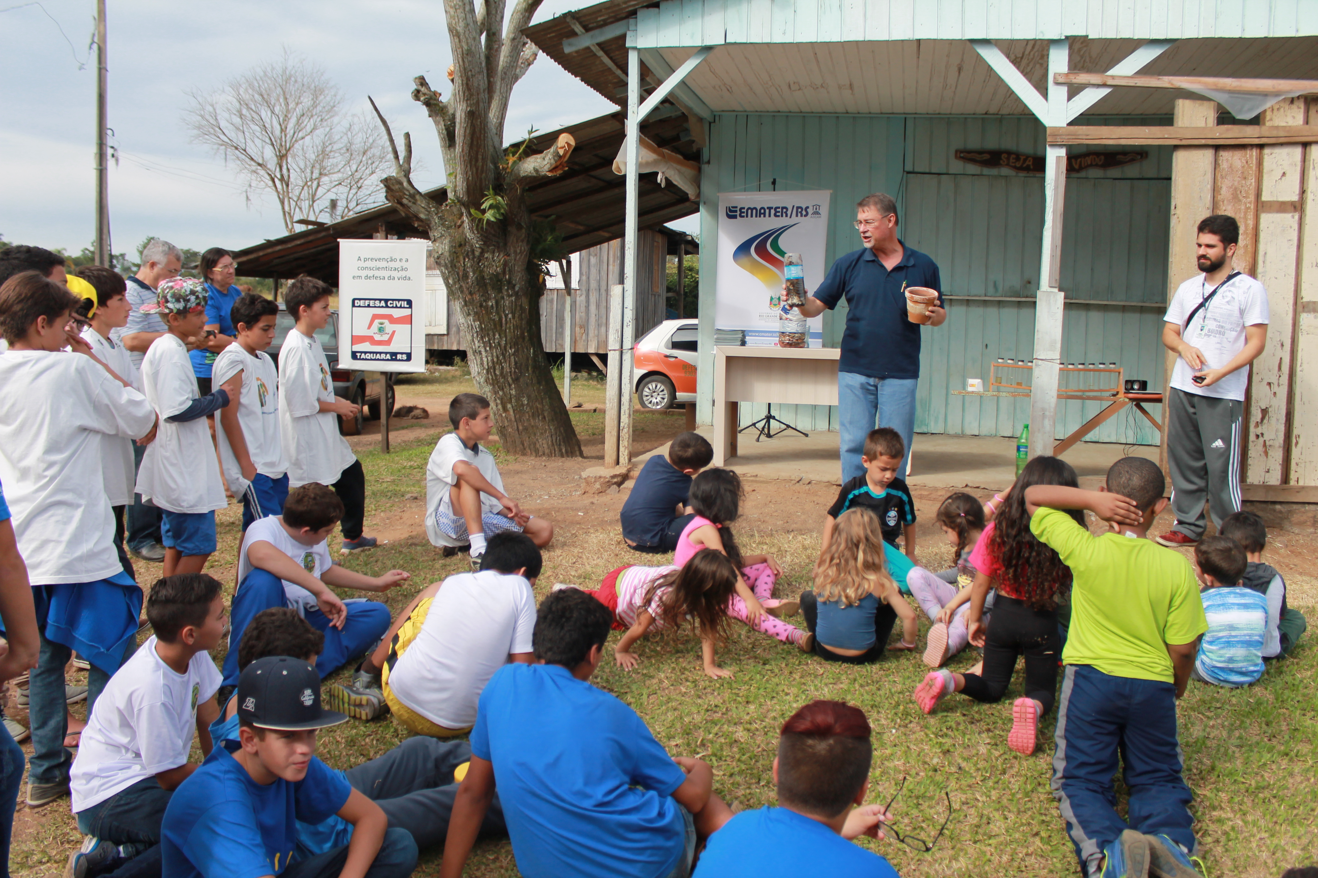 Crianças participaram de atividades às margens do Rio Paranhana