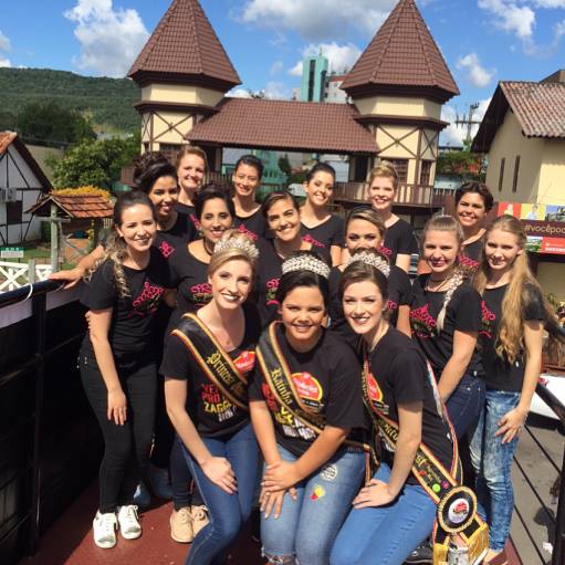 Candidatas a soberanas da Oktoberfest participaram de carreata