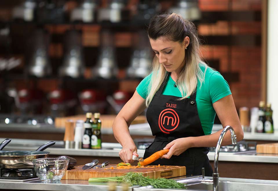 Taíse leva broncas, mas continua no Masterchef