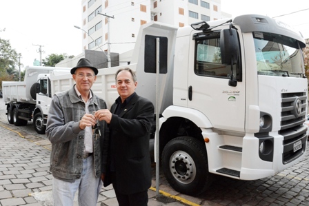 Caminhões basculantes são entregues à Secretaria de Obras de Taquara