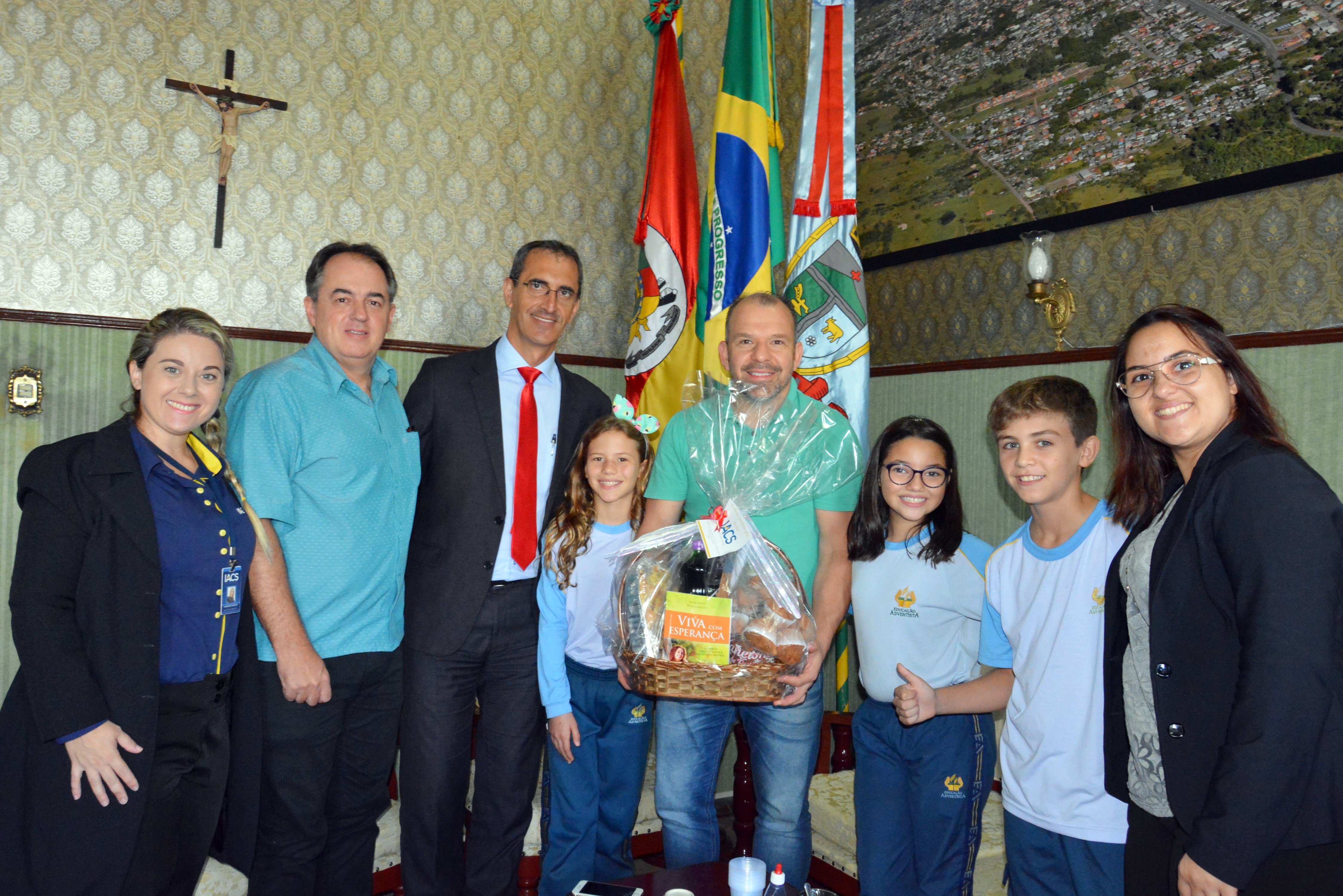 Diretoria e alunos do IACS visitam prefeito de Taquara