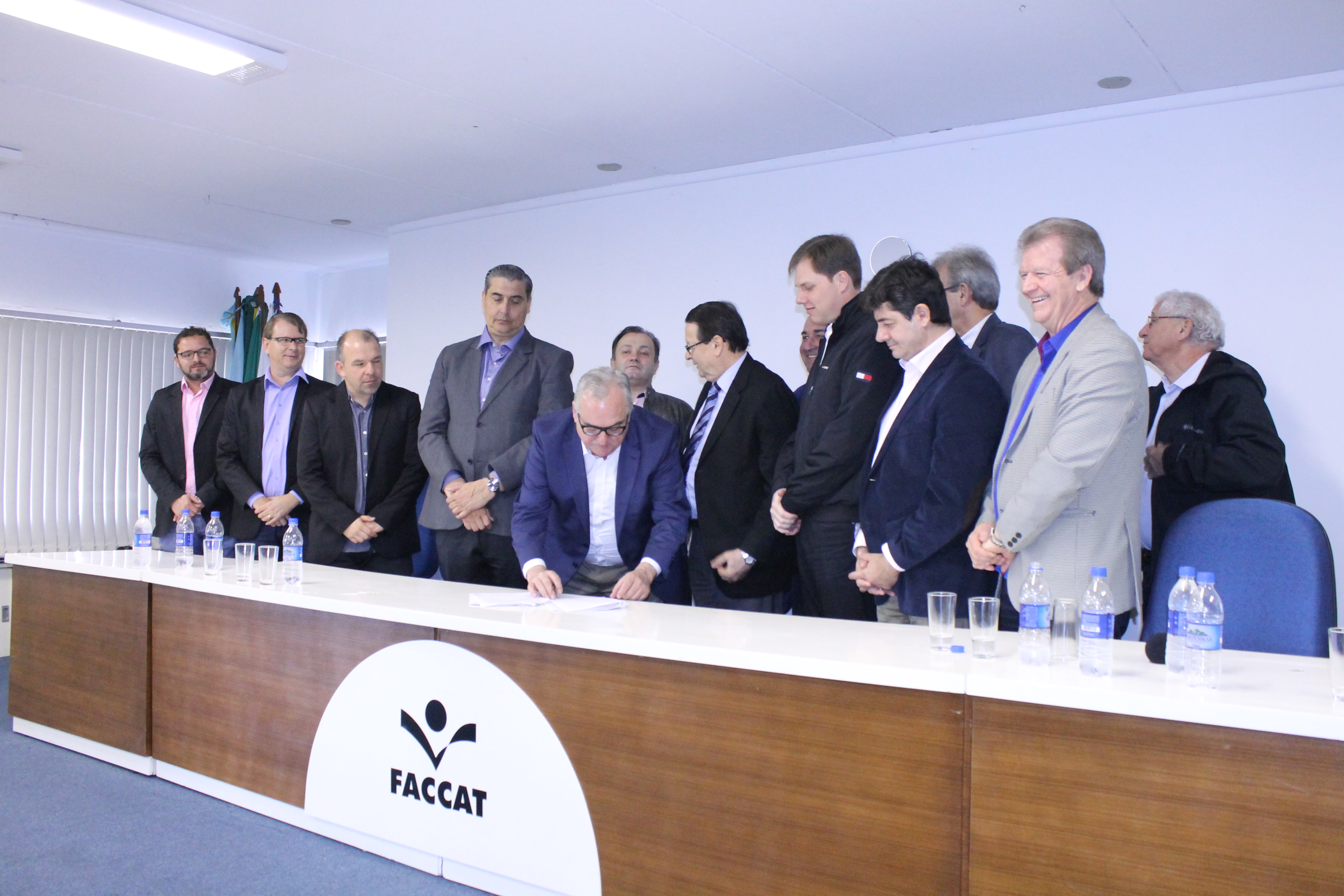 Autoridades participam da assinatura do contrato para obras na ERS-239