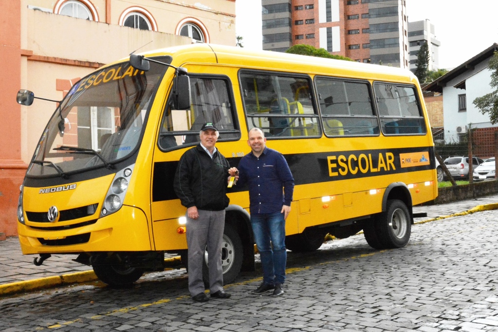 Prefeitura de Taquara recebe ônibus do Programa Caminho da Escola