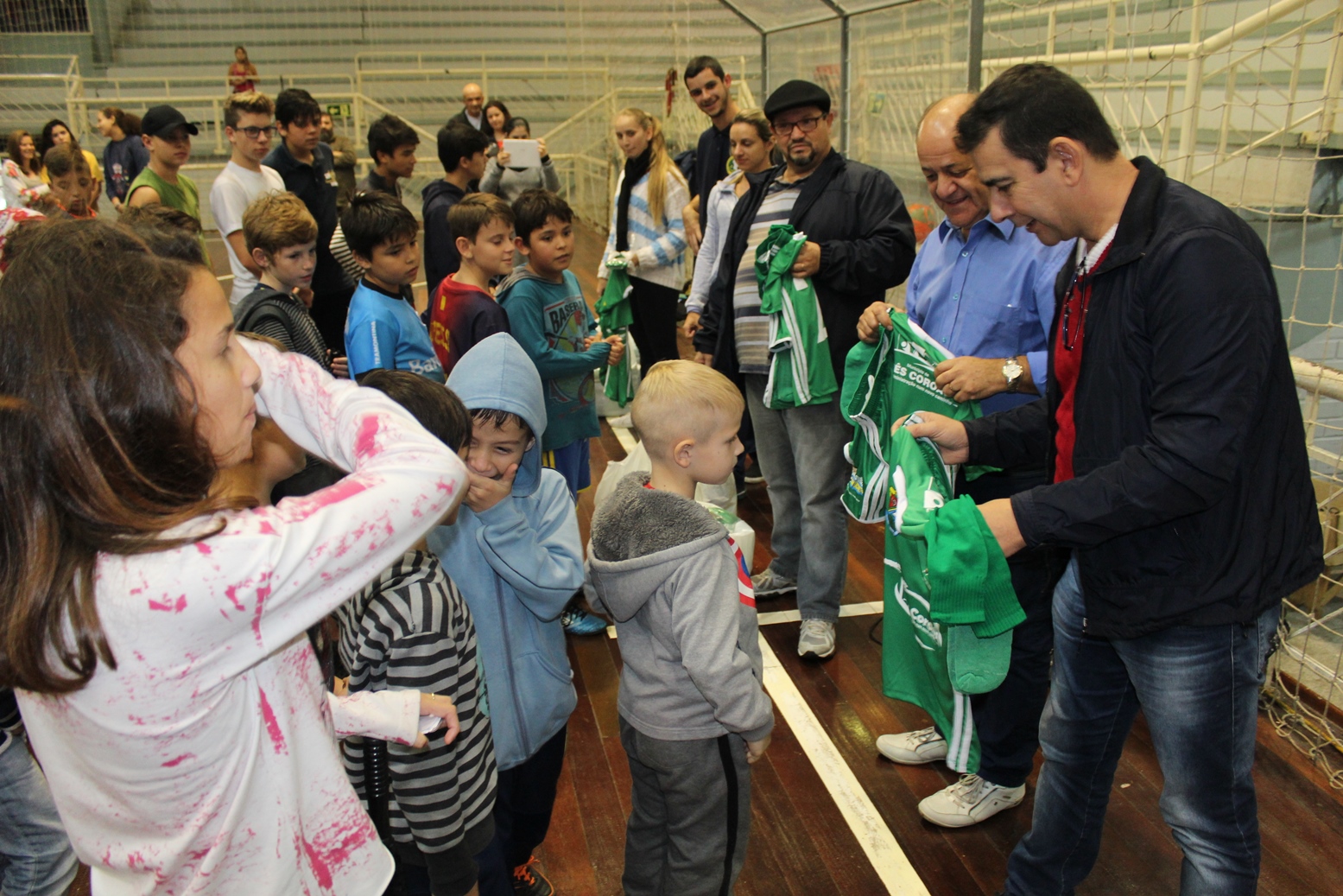 Projeto Esporte Campeão ganha novos uniformes em Três Coroas