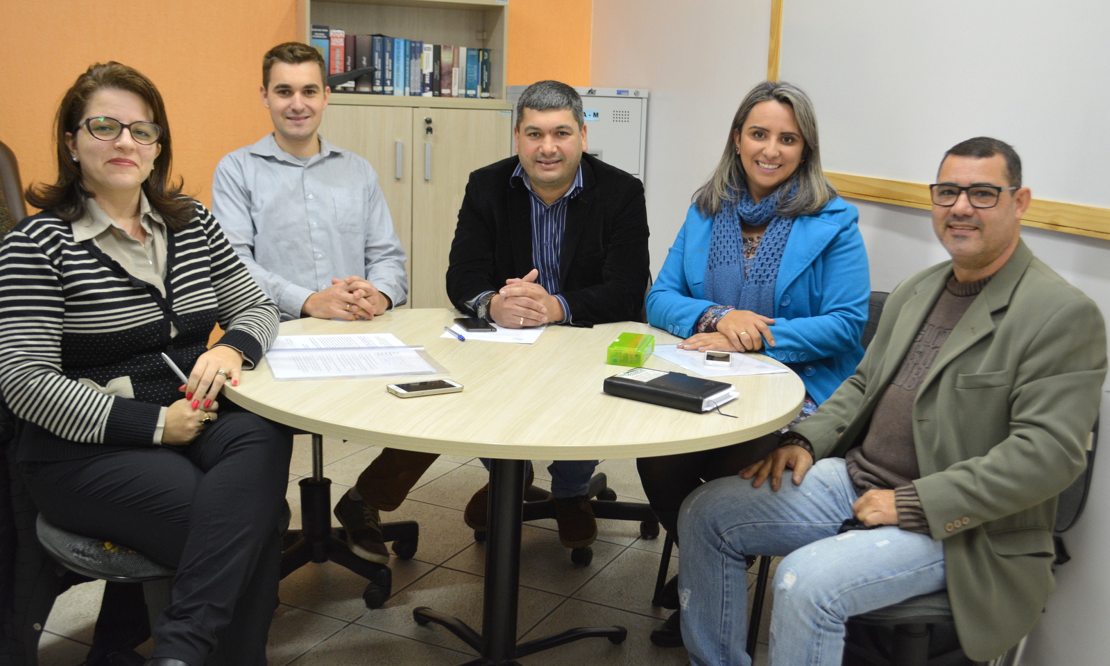 Alunos da Faccat visitam o Legislativo de Parobé para projeto de pesquisa