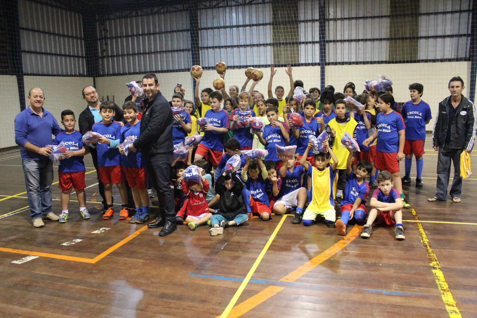 Prefeitura entrega fardamentos para estudantes em Três Coroas