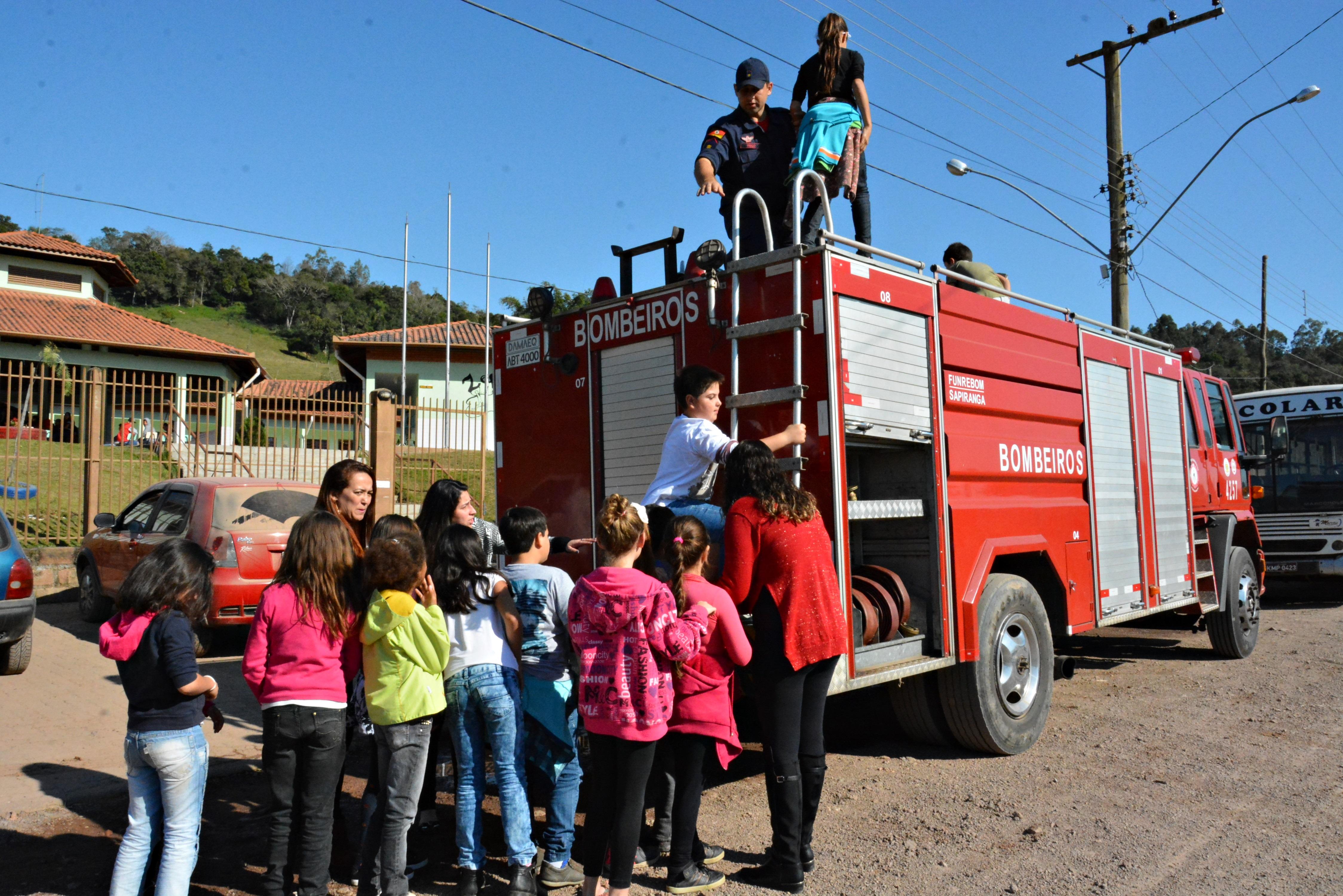 Estudantes conhecem a rotina do Corpo de Bombeiros de Taquara