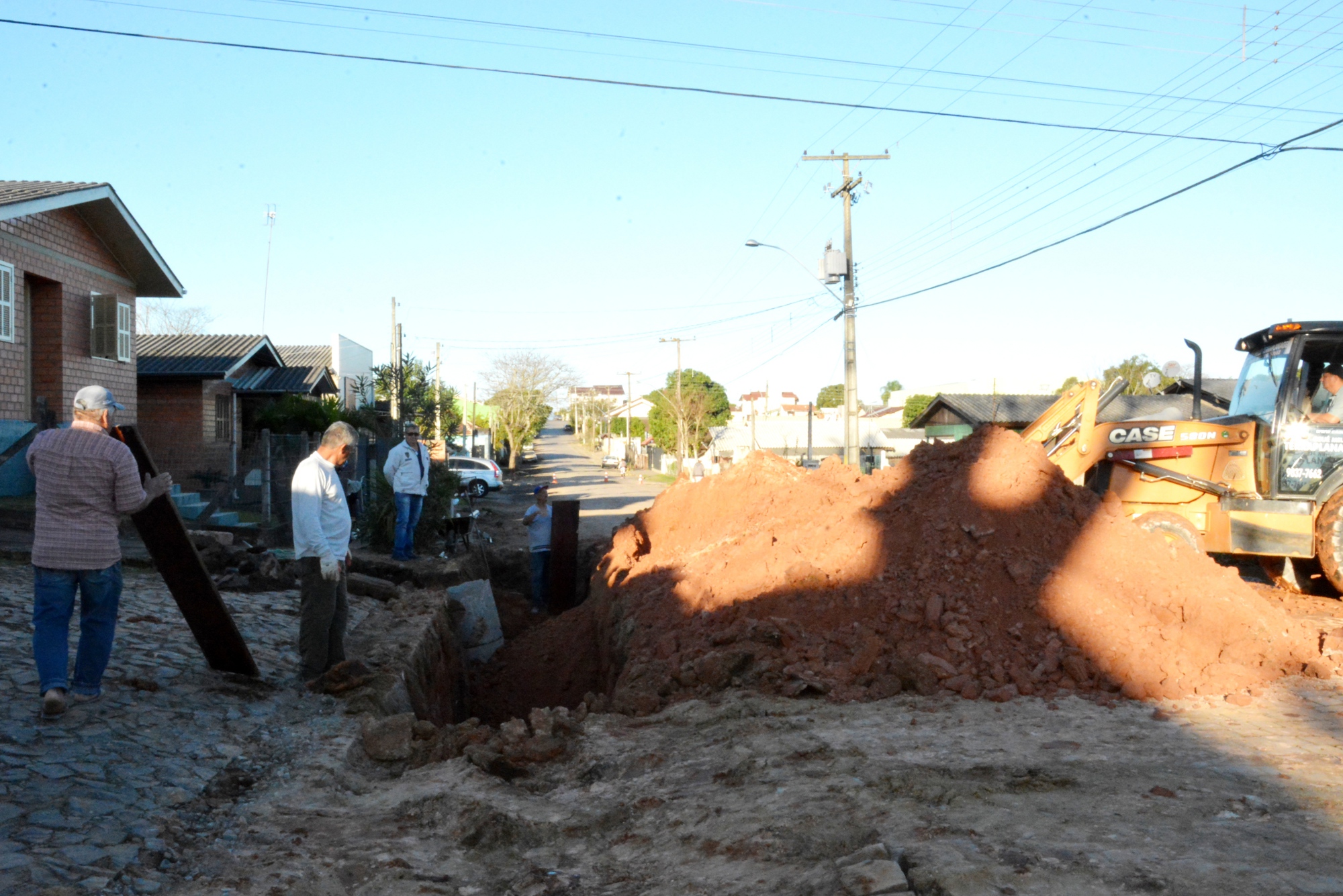 Canalização é efetuada na rua Pinheiro Machado
