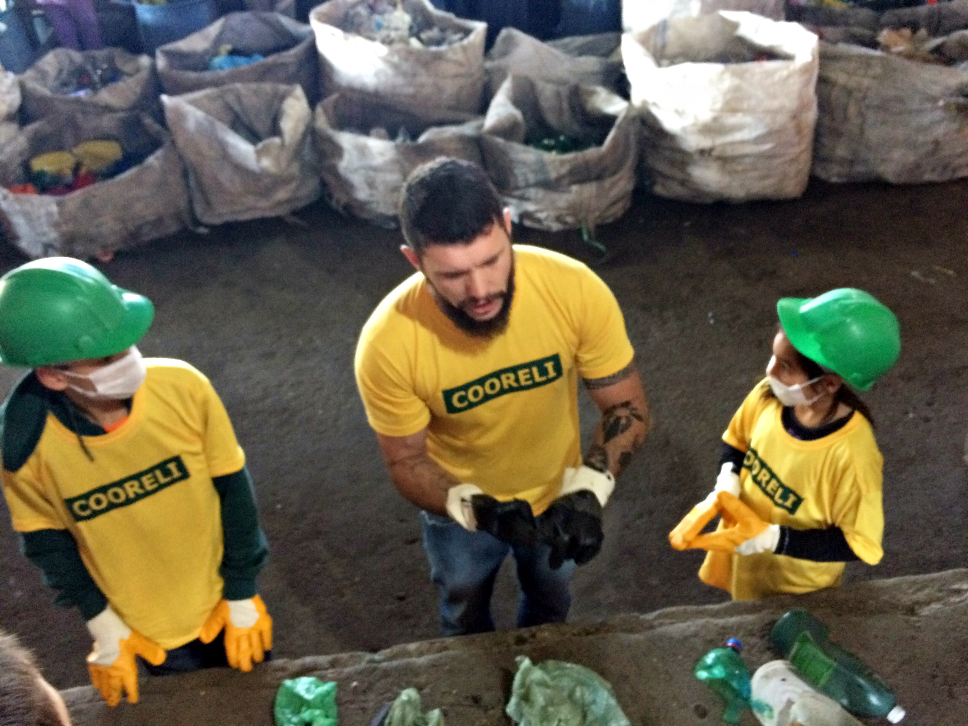 Estudantes conhecem a rotina de trabalho da cooperativa de reciclagem de Taquara