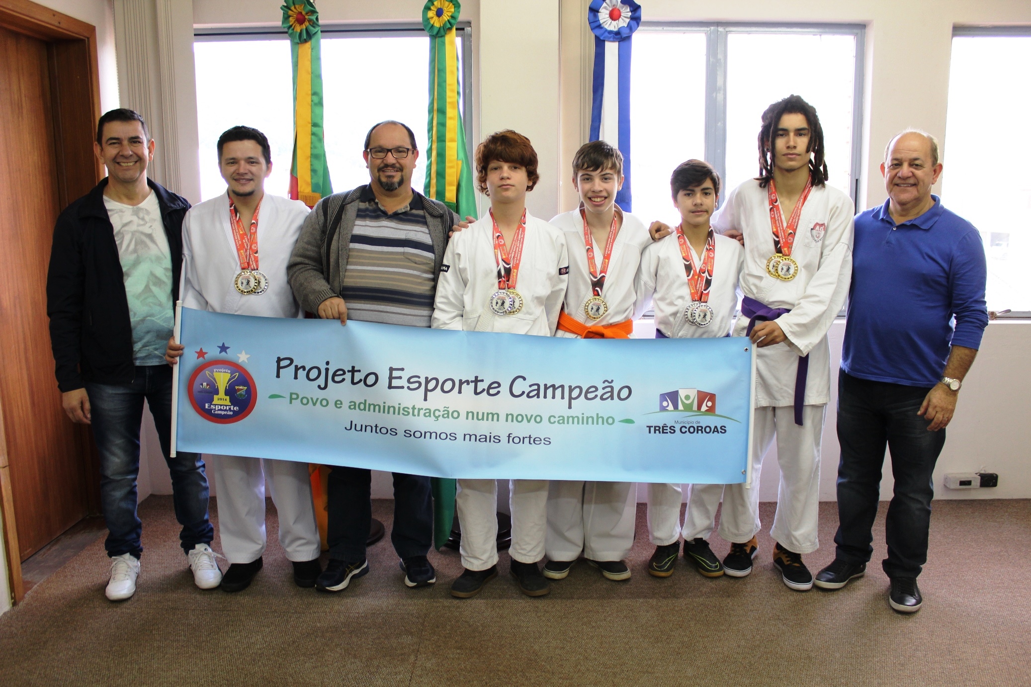 Jovens do Projeto Esporte Campeão conquistam medalhas no Karate