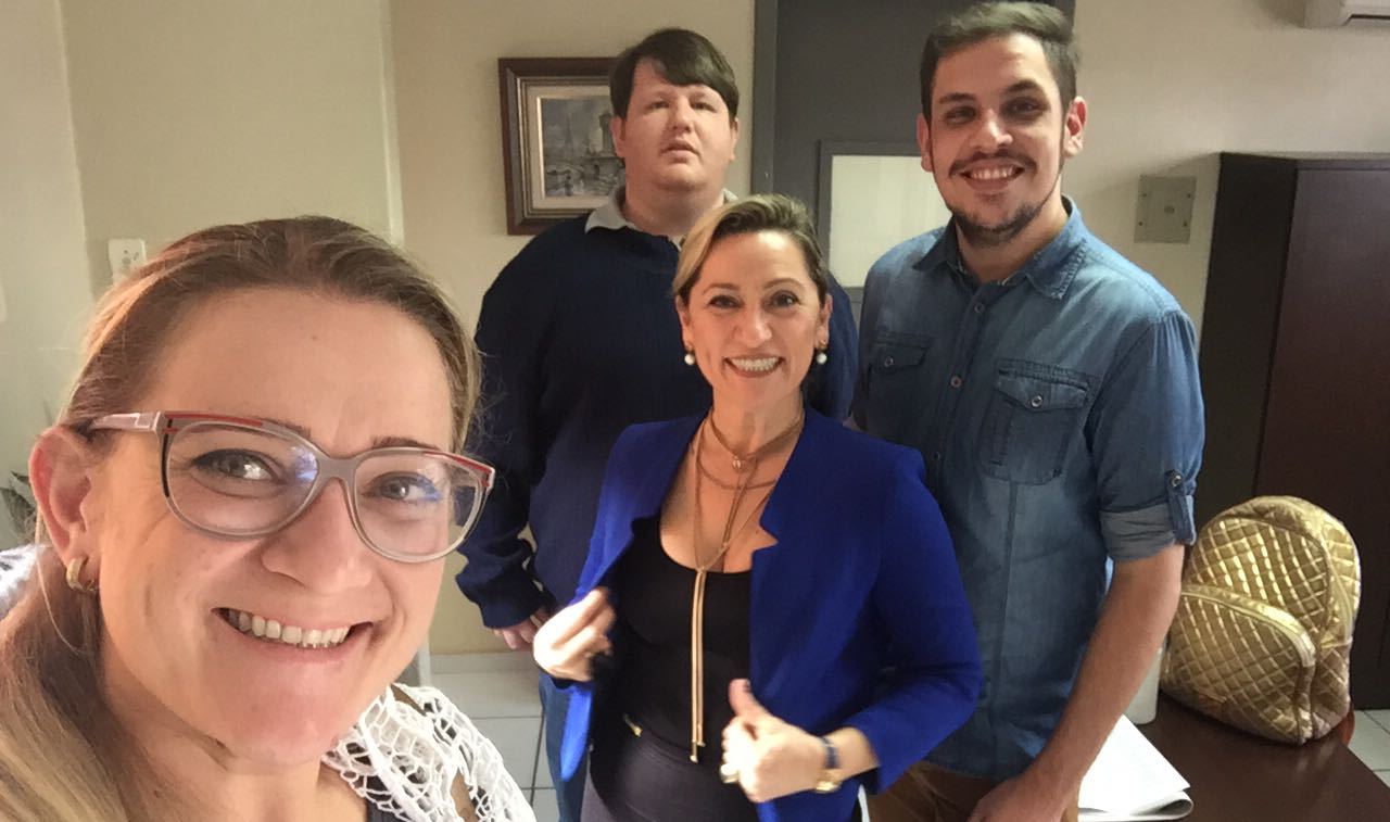 Um bate-papo divertido sobre astrologia; veja vídeo