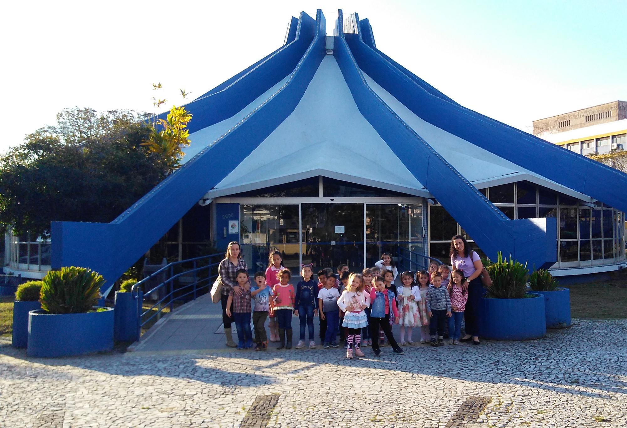 Alunos da Escola Harda Liana Muller visitaram o Planetário