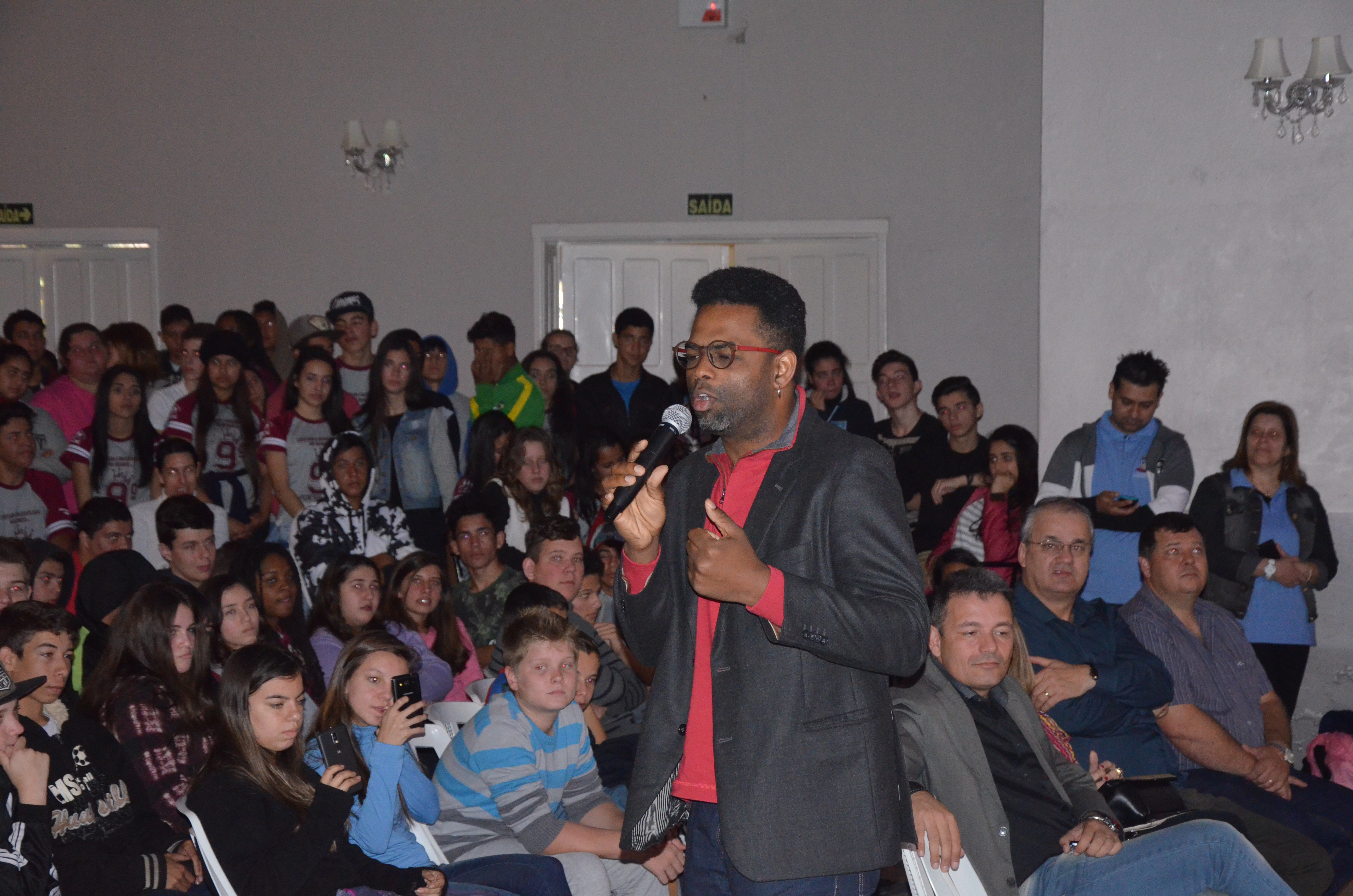 Jornalista Manoel Soares palestrou para jovens em Parobé