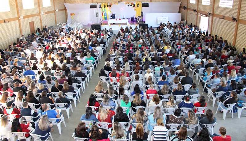 Pedro Demo palestrou para professores da rede municipal de Parobé