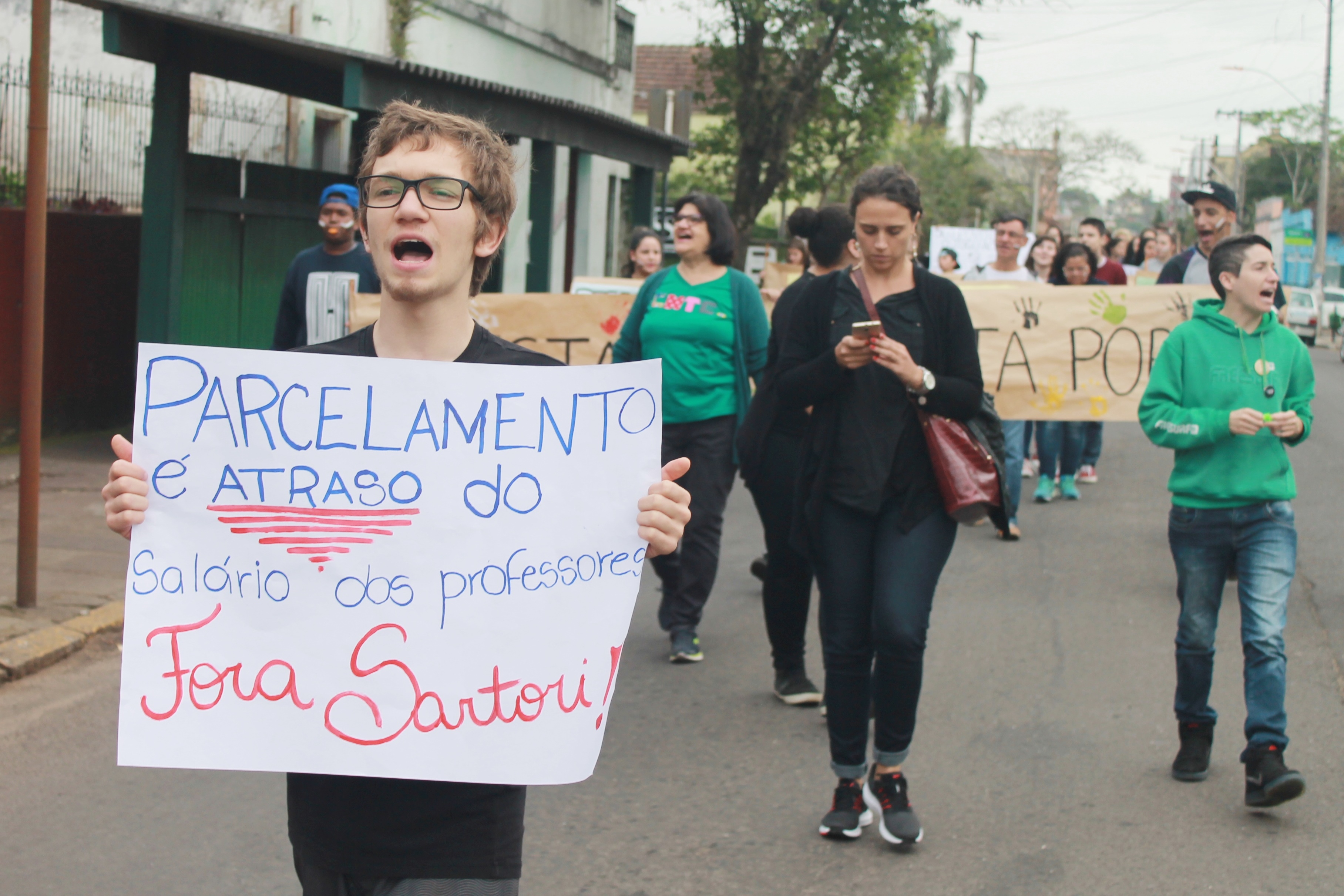 Estudantes de escolas estaduais se unem para protestar em favor da educação