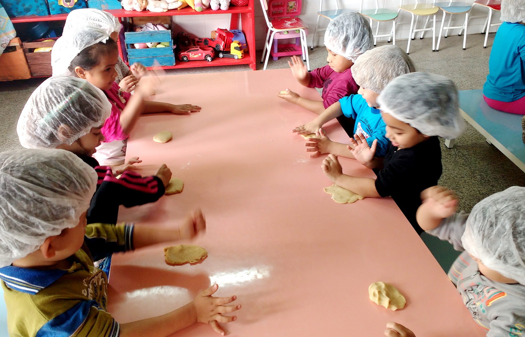 Alunos da Escola Vovó Arlete aprendem a fazer biscoitos durante projeto que estuda o Ovo