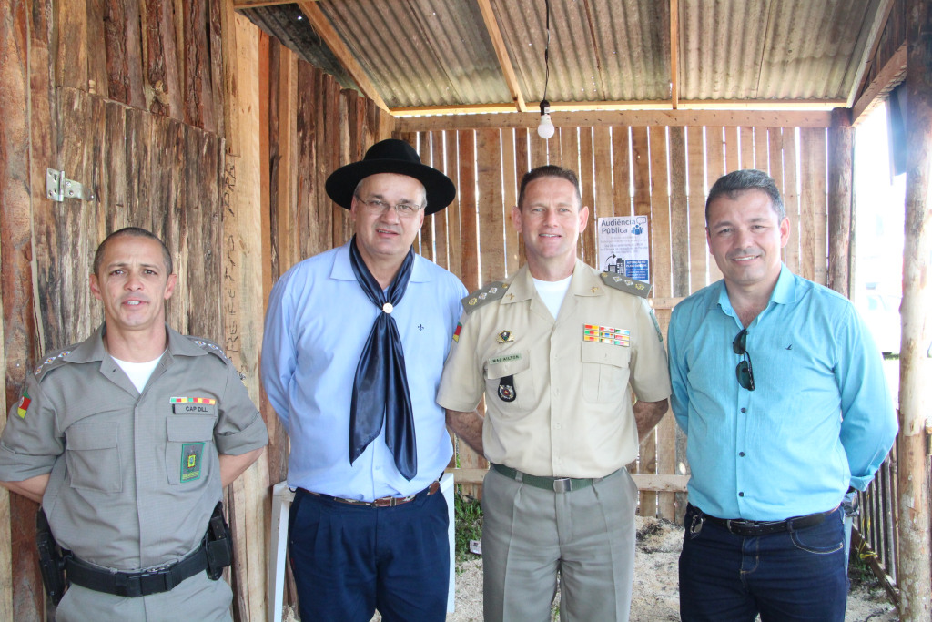 Comandante do 32º BPM prestigia acampamento Farroupilha em Parobé