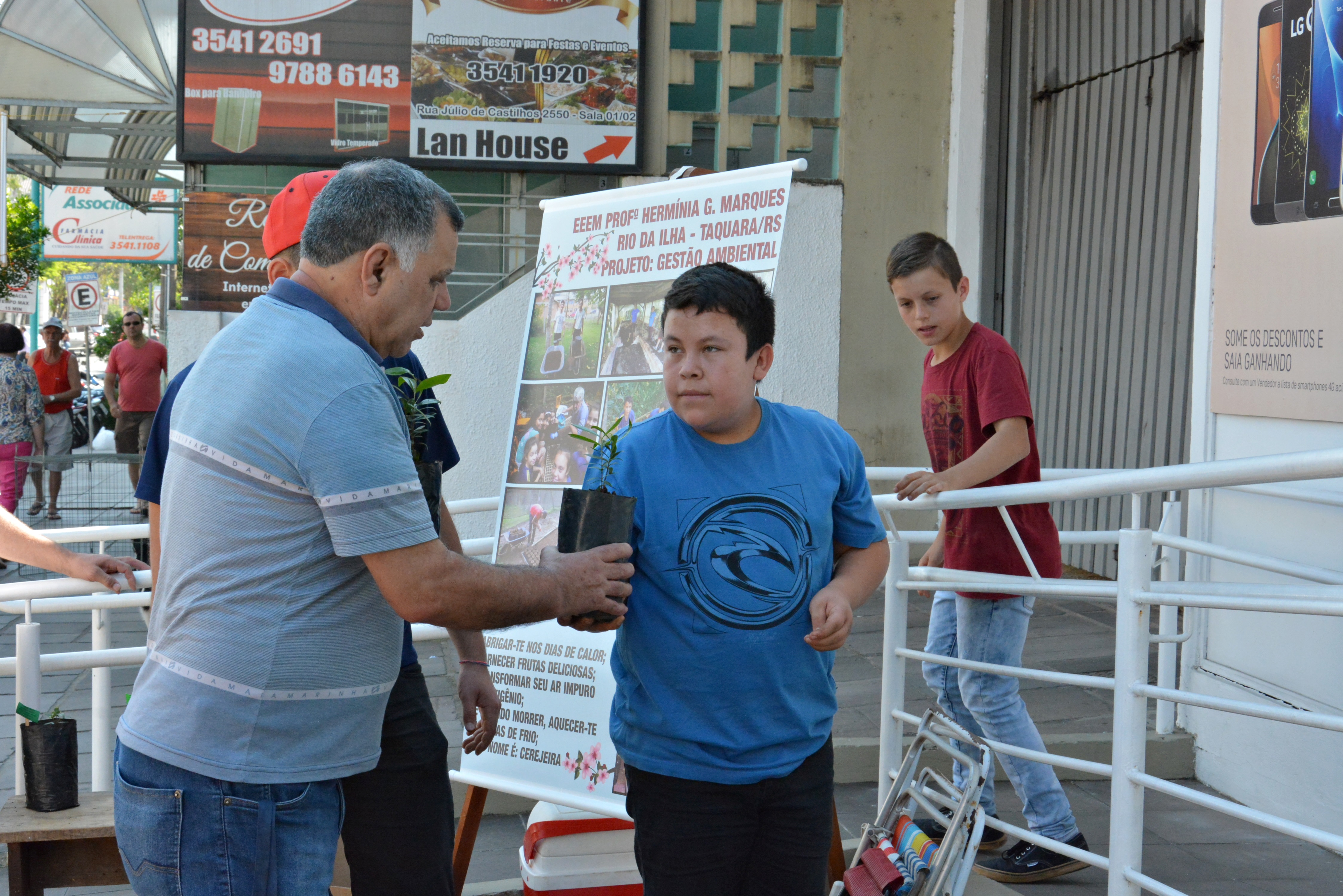 Alunos de escola do interior distribuem 300 mudas de árvores em Taquara