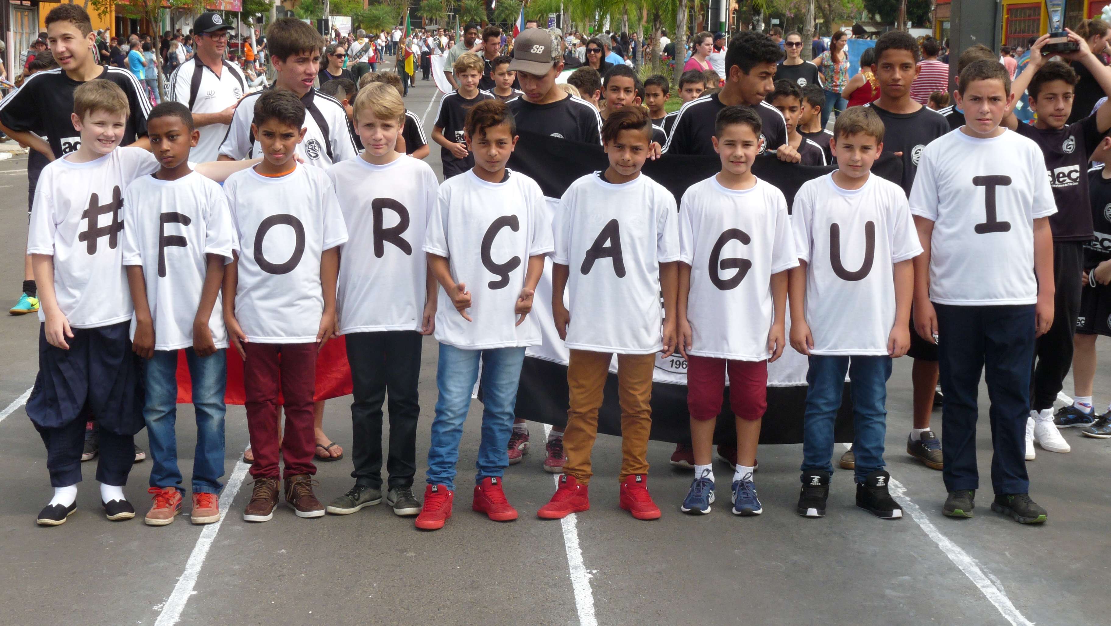 Sandense homenageia atleta em recuperação durante desfile cívico de Três Coroas