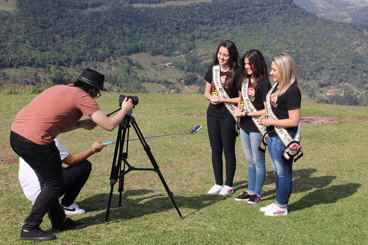 Morro Alto da Pedra inspira soberanas da Oktoberfest a praticarem voo livre