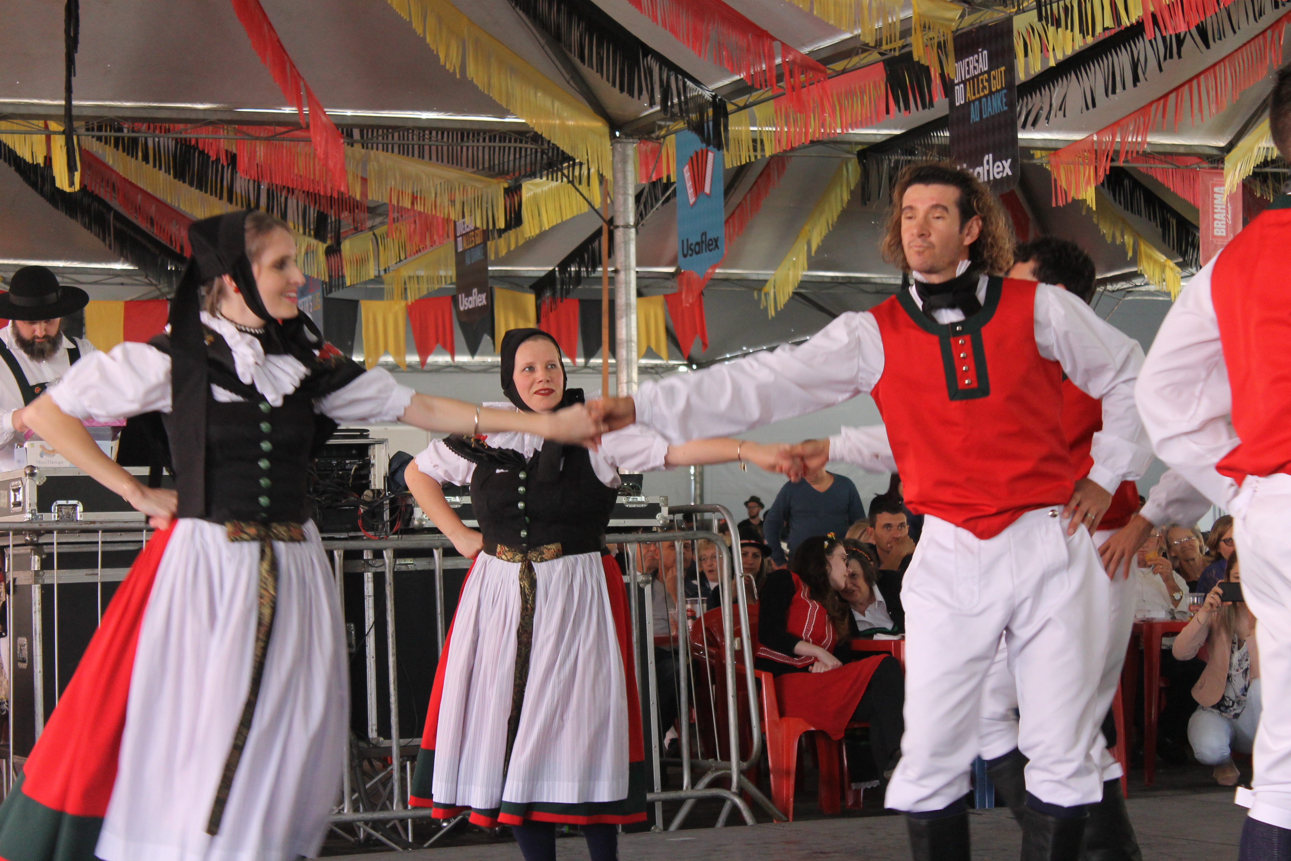 Atividades culturais marcam programação das tardes na Oktoberfest de Igrejinha