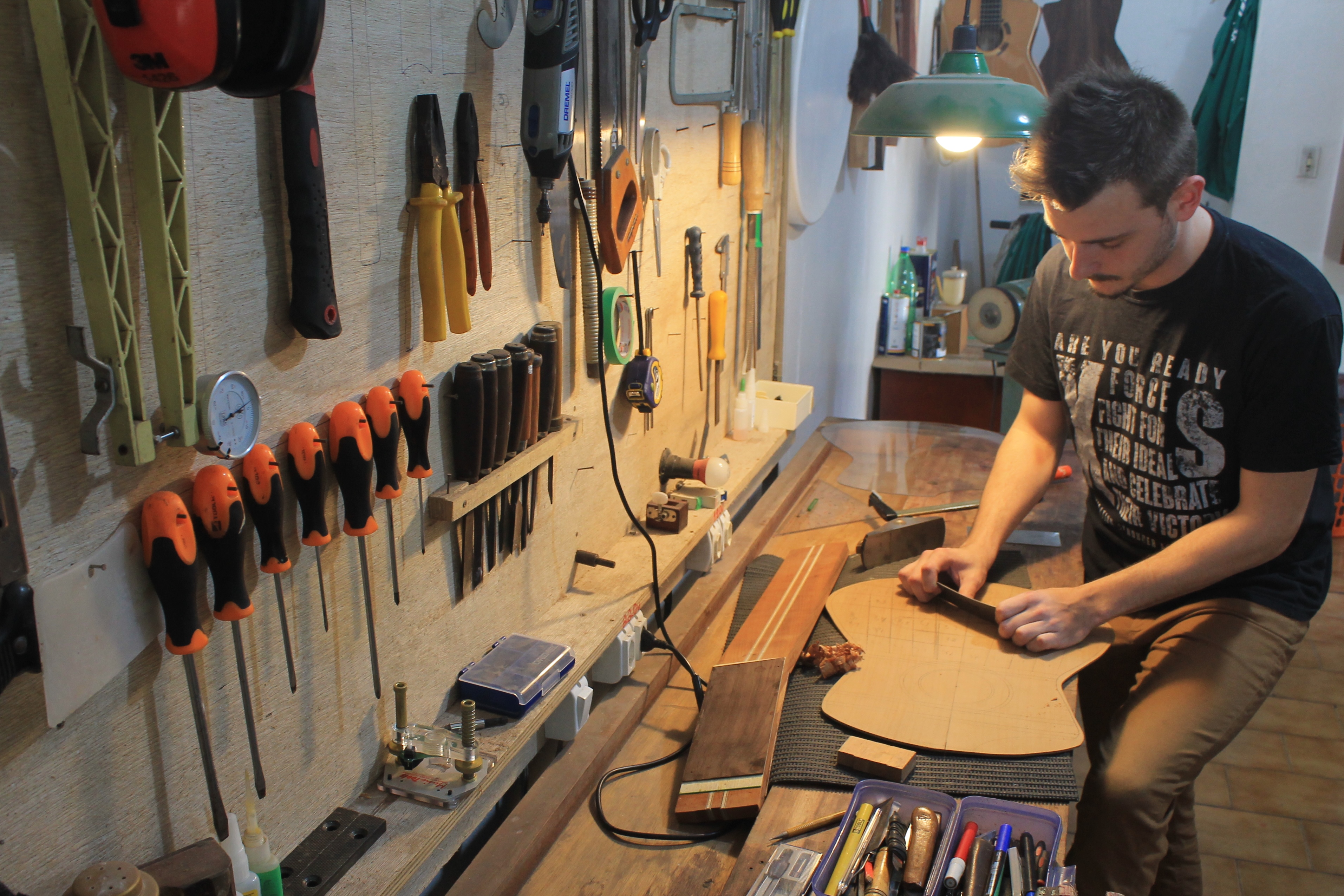 Luthier dedica talento e técnica à produção de instrumentos de corda