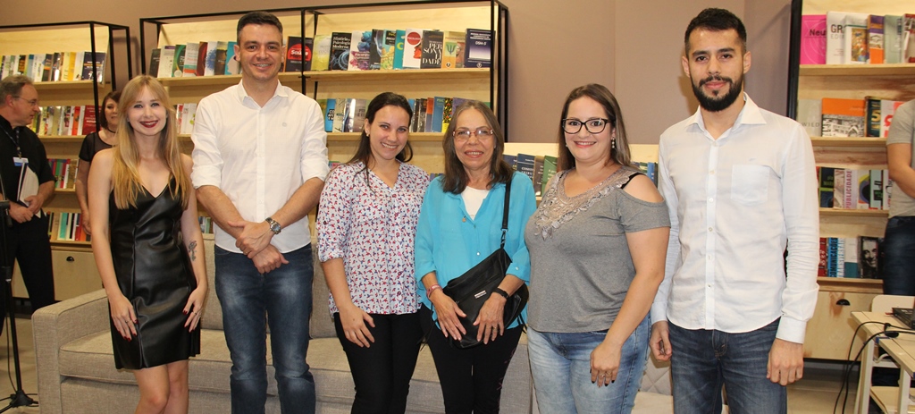 Vencedores do concurso literário Faccat/Jornal Panorama receberam premiação