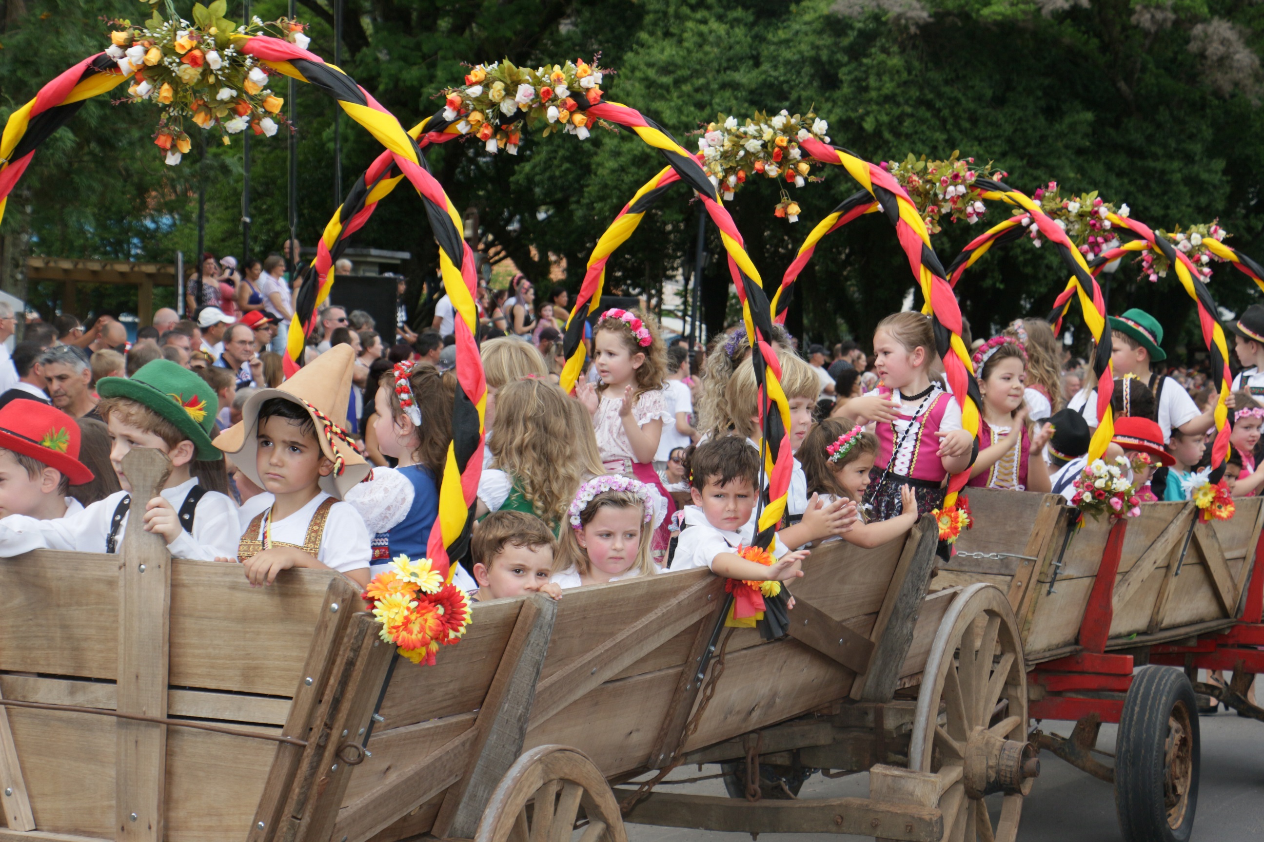 Desfile oficial é a primeira atração na programação da Oktoberfest de Igrejinha
