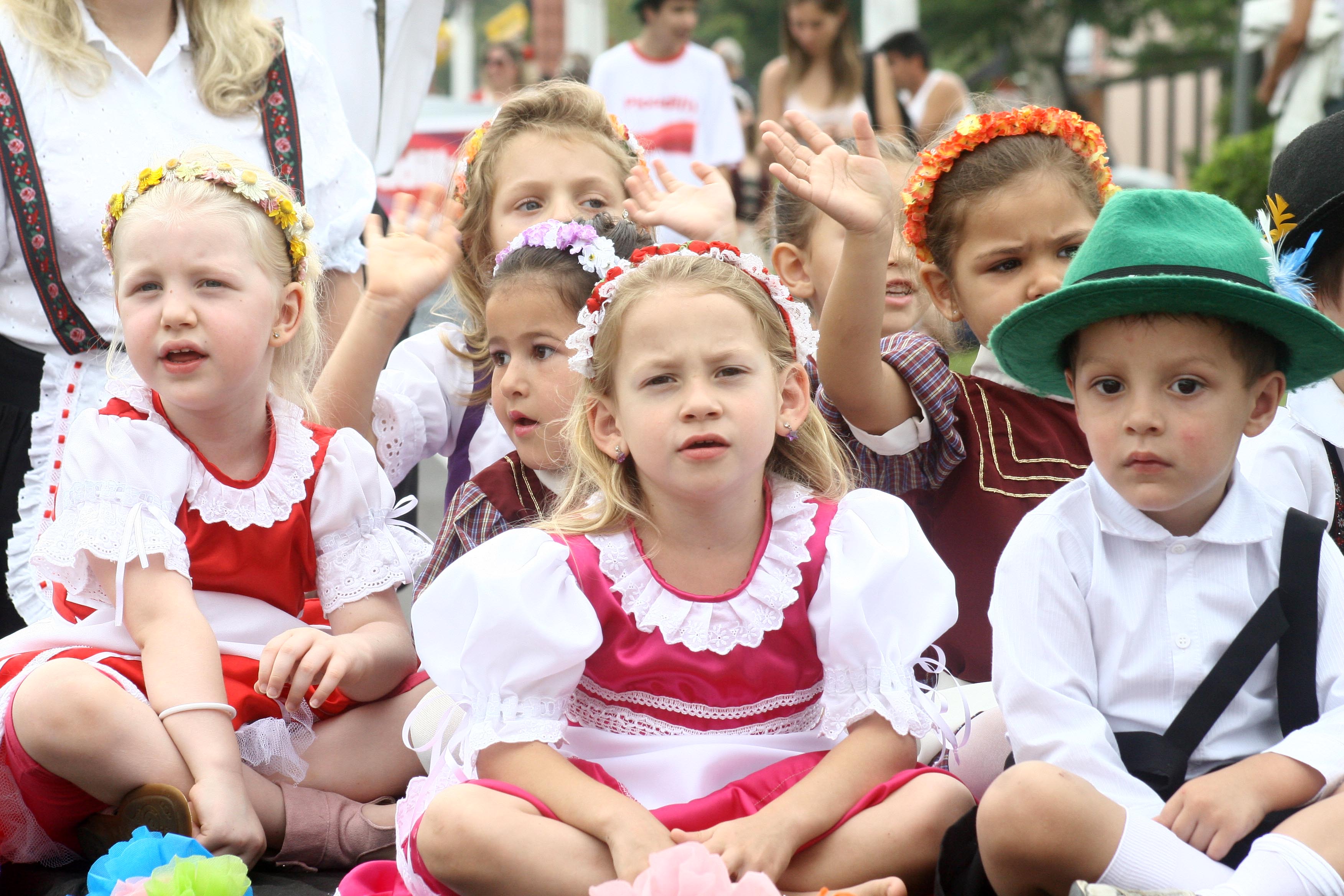 Parque repleto de alegria no dia dedicado às crianças da Oktoberfest