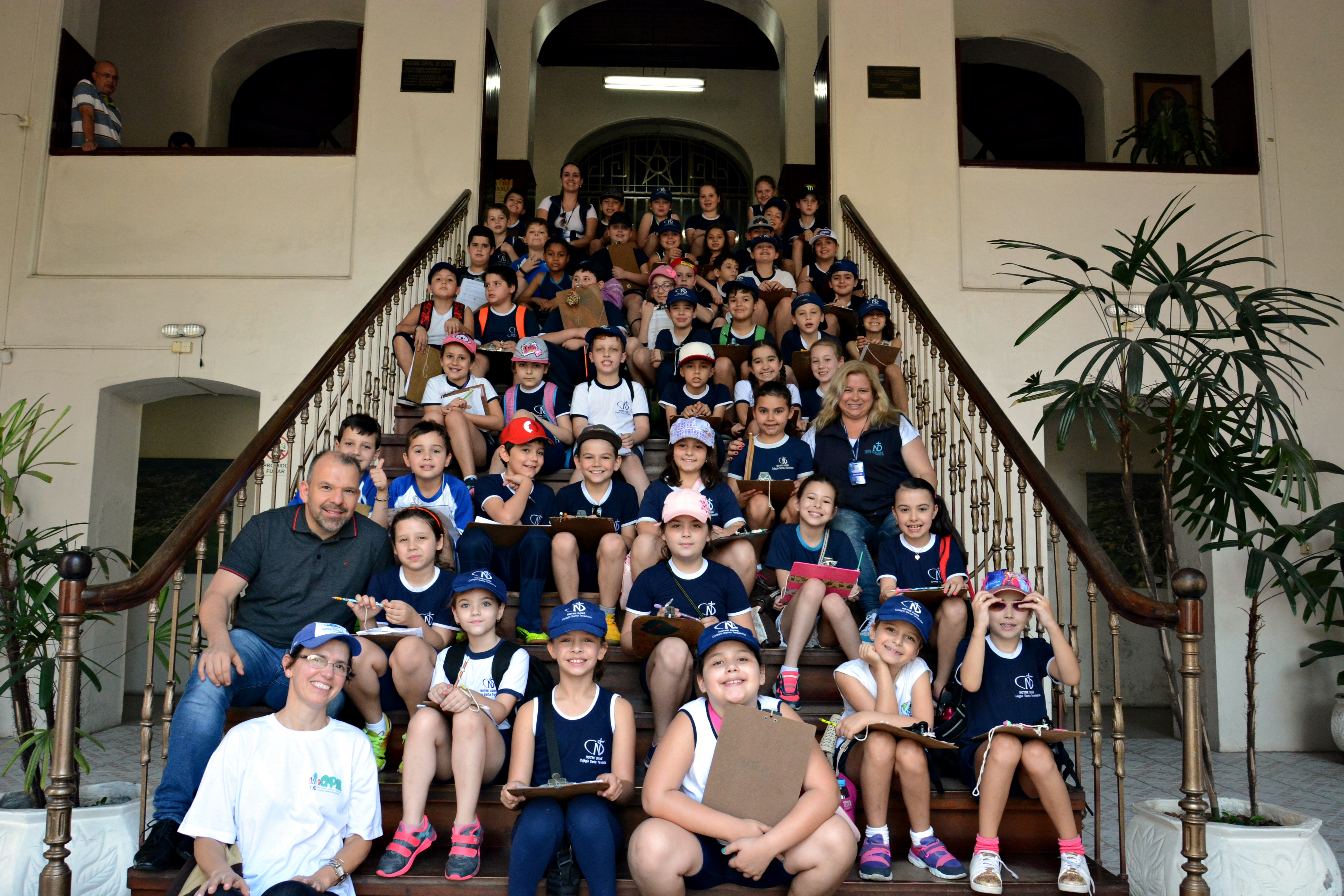 Estudantes do Colégio Santa Teresinha visitam pontos turísticos de Taquara