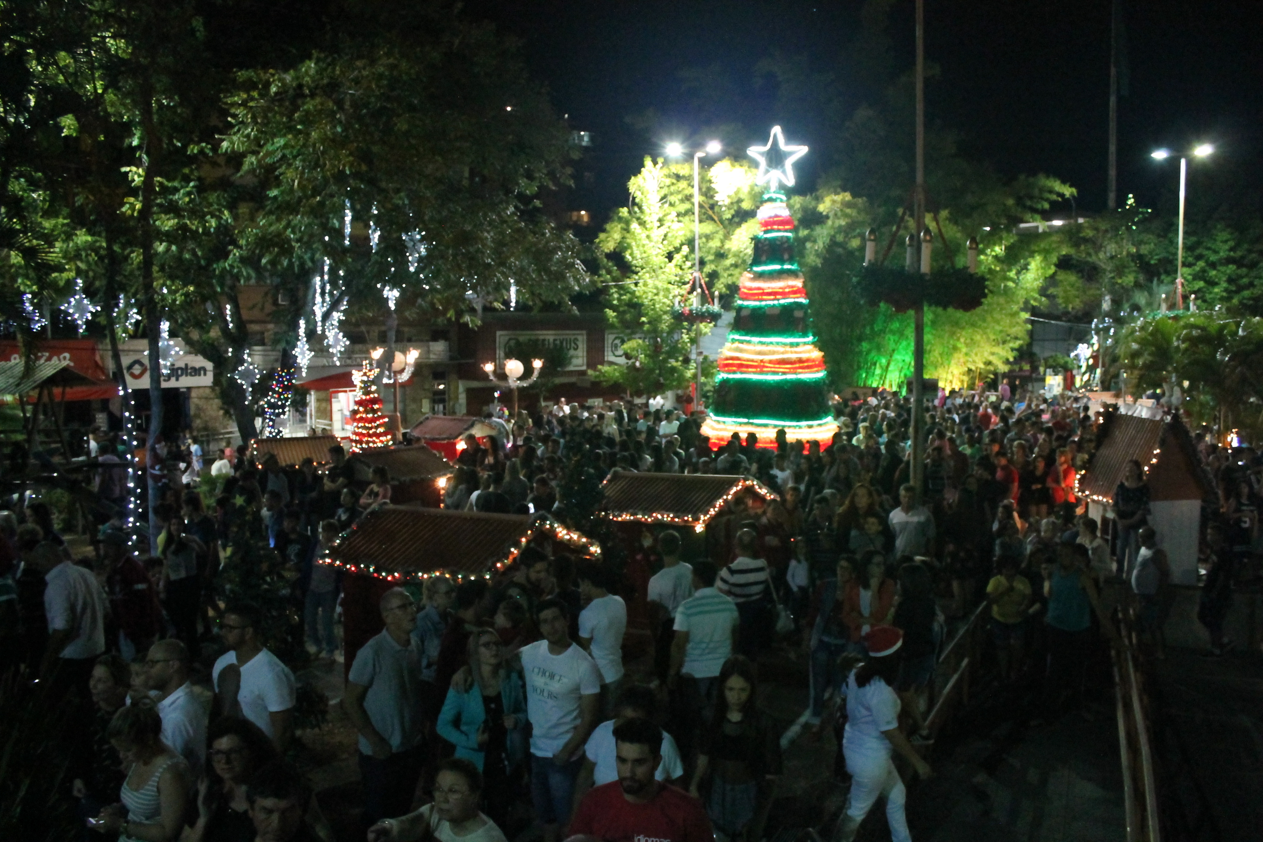 Milhares de pessoas acompanham abertura do Natal Mágico em Taquara