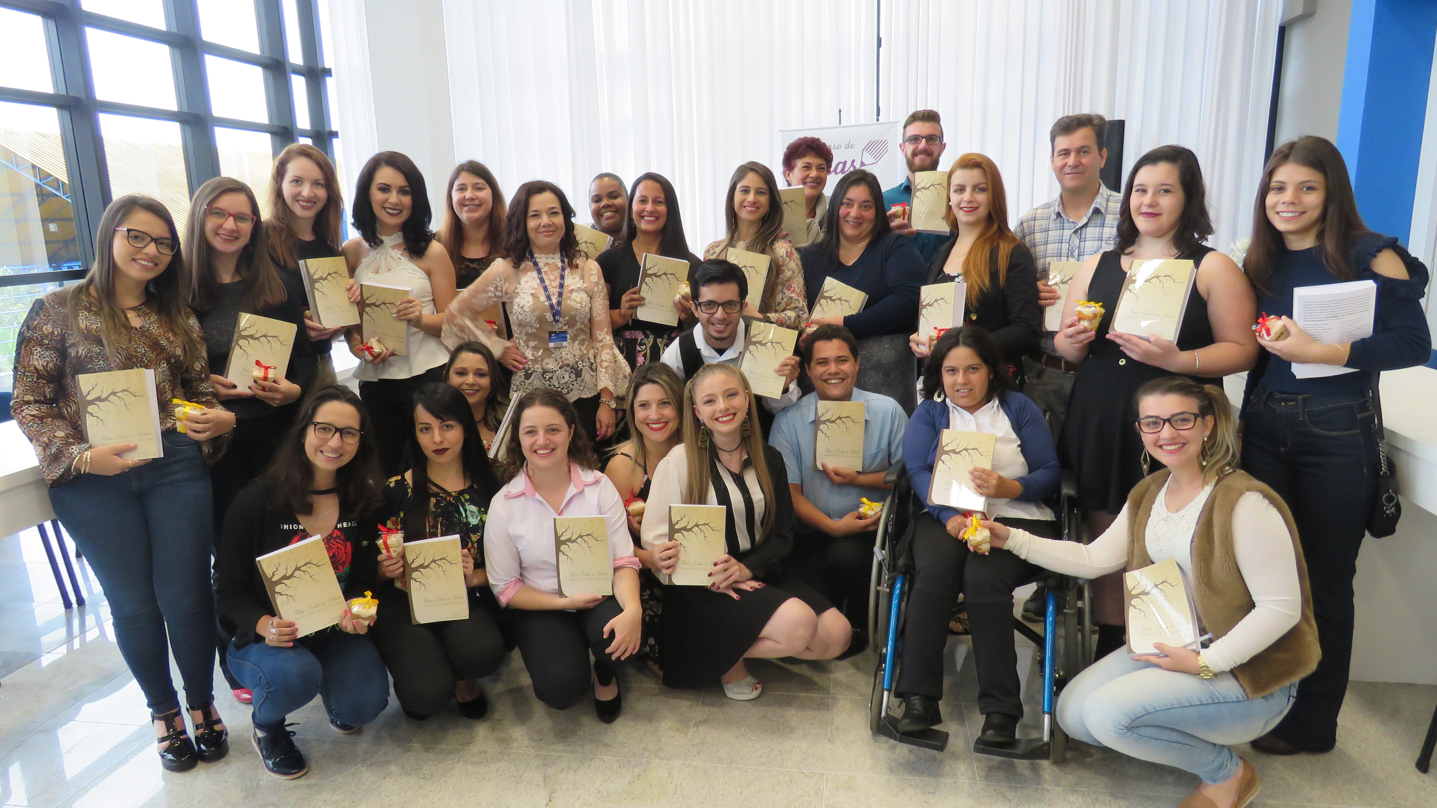 Curso de Letras da Faccat lança  livro com textos dos acadêmicos