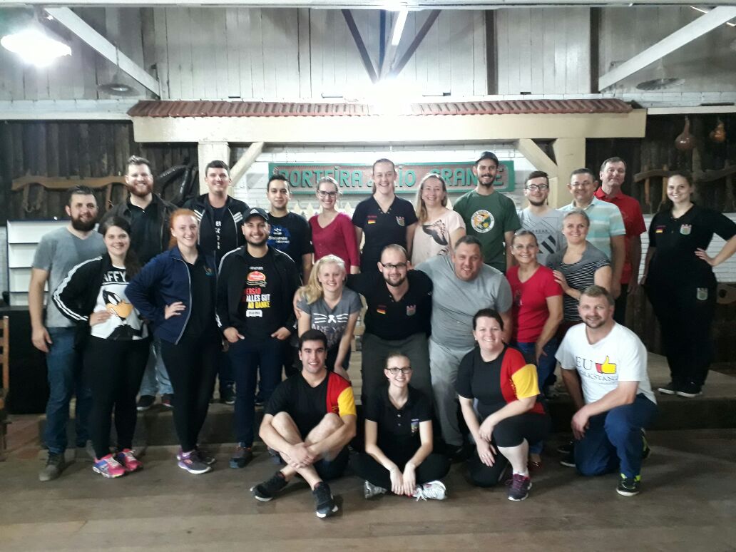 Dançarinos do folclore alemão se encontram no Vale do Paranhana