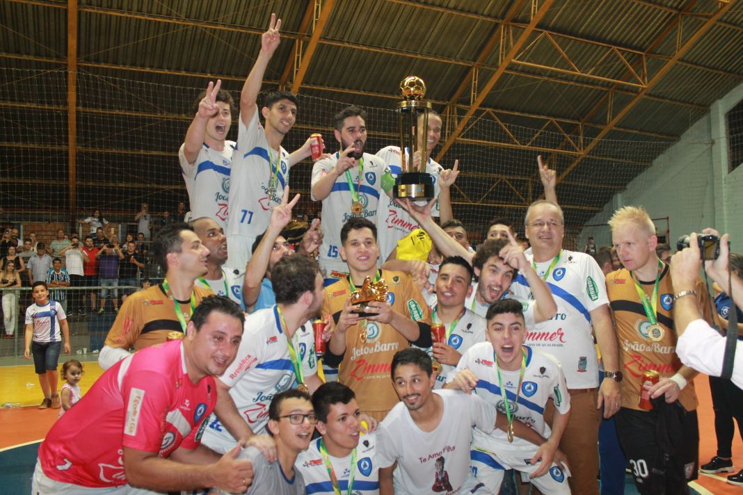 Lokomotiva atropela Uruguaianense e levanta taça de campeã da Série Prata