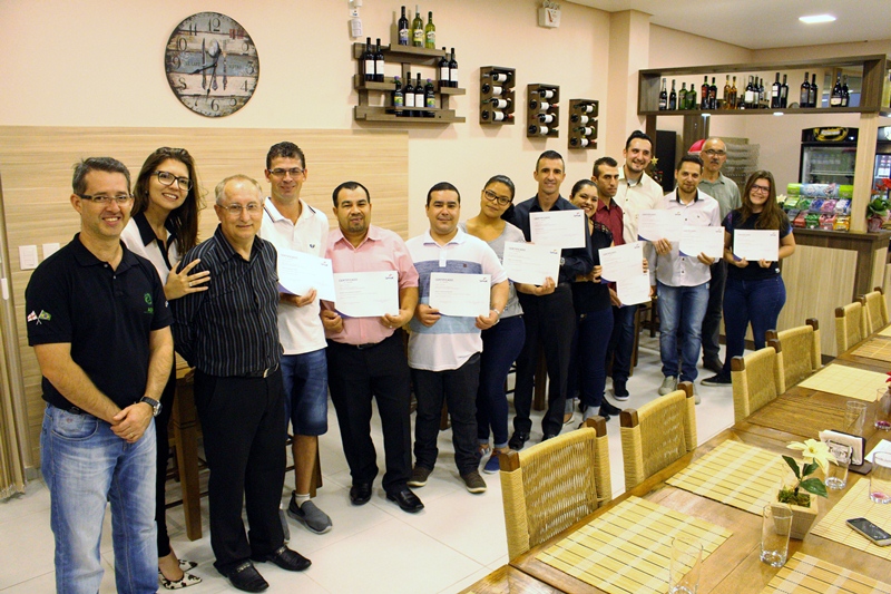 Acisa e Senac entregam certificado a alunos do curso de garçom em Rolante